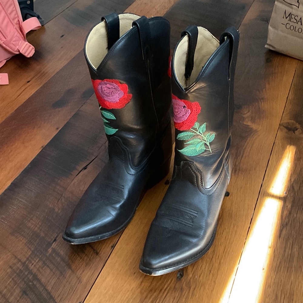 Elegant Black Floral Embroidered Heeled Boots